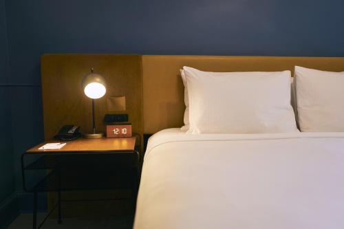 Hotel Julian Room Type - Deluxe Queen Room