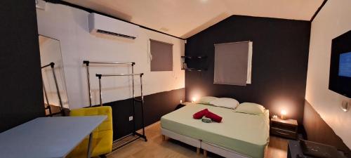 Le Paradis des Petits Voyageurs (Le Paradis des Petits Voyageurs - Maison d'Hotes comprenant 1 Chambre et 1 Tente independants a 2km ) in เลอ ยามัน