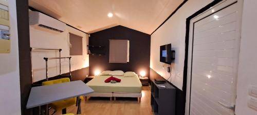 Le Paradis des Petits Voyageurs (Le Paradis des Petits Voyageurs - Maison d'Hotes comprenant 1 Chambre et 1 Tente independants a 2km ) in เลอ ยามัน