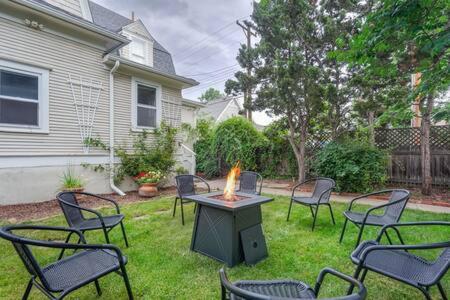House w Detached Loft HotTub SmartTVs SelfEntry FirePit in Colorado Springs, USA