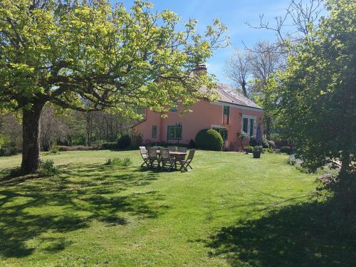 Maison independante avec grand jardin, terrasse, plan d'eau securise et salle de jeux pres du lac d' in Bazaiges
