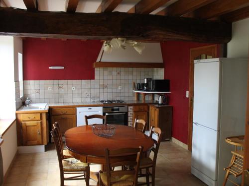 Gîte Sarzay, 5 pièces, 12 personnes - FR-1-591-185 (Gite spacieux en pleine nature avec grand jardin, activites exterieures, proche sites historiques et) in Sarzay