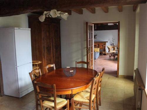 Gîte Sarzay, 5 pièces, 12 personnes - FR-1-591-185 (Gite spacieux en pleine nature avec grand jardin, activites exterieures, proche sites historiques et) in Sarzay
