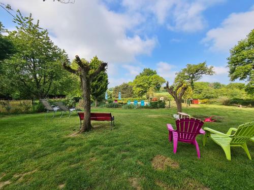 Fermette au calme avec piscine, jardin et étang de pêche - FR-1-591-333 (Fermette au calme avec piscine, jardin et etang de peche - FR-1-591-333) in วิกูล็อง