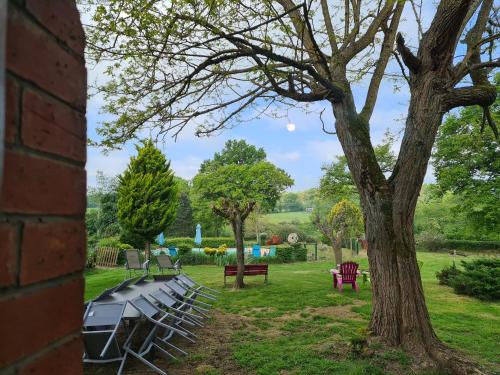 Fermette au calme avec piscine, jardin et étang de pêche - FR-1-591-333 (Fermette au calme avec piscine, jardin et etang de peche - FR-1-591-333) in วิกูล็อง