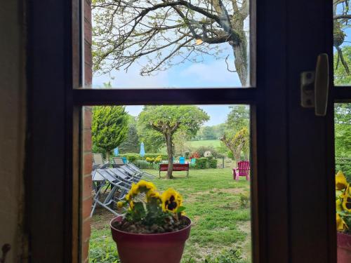 Fermette au calme avec piscine, jardin et étang de pêche - FR-1-591-333 (Fermette au calme avec piscine, jardin et etang de peche - FR-1-591-333) in วิกูล็อง