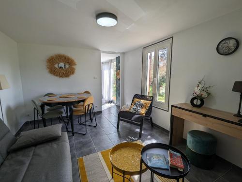 Maison en Berry avec jardin clos et terrasse - draps et ménage inclus - FR-1-591-408 (Maison en Berry avec jardin clos et terrasse - draps et menage inclus - FR-1-591-408) in Badecon-Le-Pin