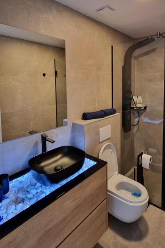 One-Bedroom Apartment with Terrace and Sea View image 9