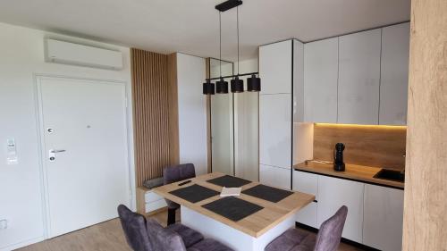 One-Bedroom Apartment with Terrace and Sea View image 3