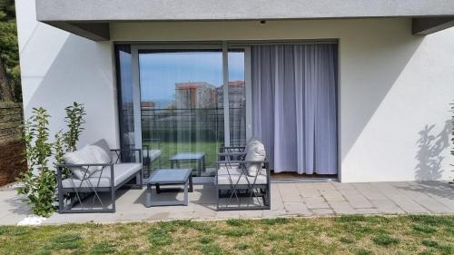 One-Bedroom Apartment with Terrace and Sea View image 2