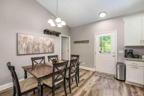 Cozy House in the Woods - 25 min from downtown in Pegram, USA