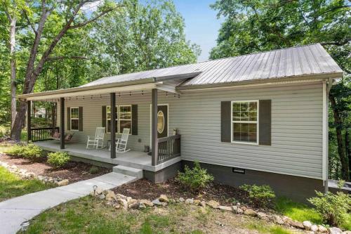 Cozy House in the Woods - 25 min from downtown in Pegram, USA