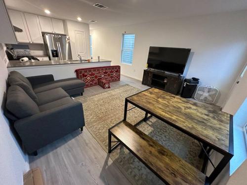 2-Story 3BR Home near Lackland and SeaWorld in Helotes, USA