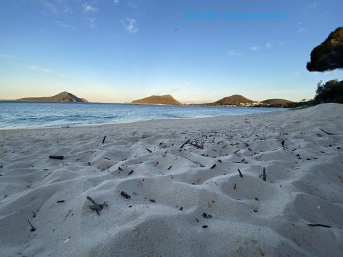 2Bays Studio- Walk to 2 Beaches! Perfect Location with Private Courtyard & BBQ