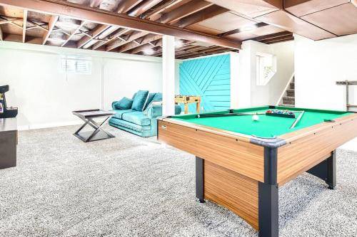 ALL King beds, Firepit, Hot tub, Near Down Town, Games Room