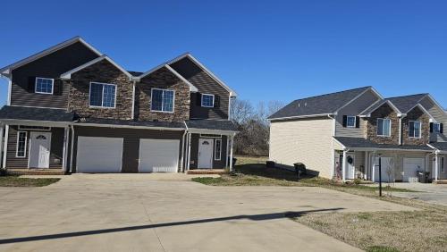 Spacious 3-Bedroom Modern Home Near CLT Motor Speedway in Concord, USA