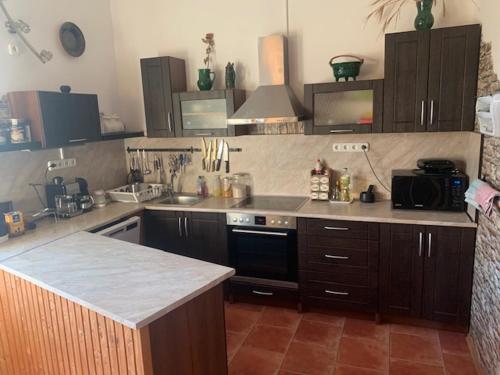 ห้องครัว, Érd - Csendes, kényelmes családi ház (Erd - Csendes, kenyelmes csaladi haz) in เอียร์ด