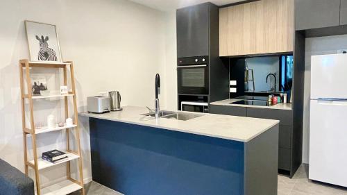 Brand New Stylish 1BR Apartment, Specious Space, Free Parking, Self Check-in