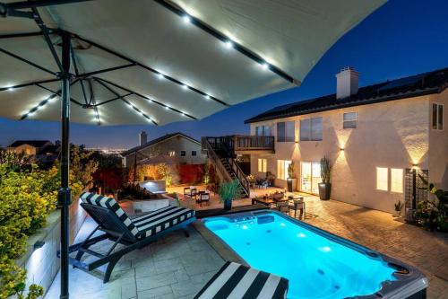 Luxury Getaway: Hot Tub,Pool Table,Fire Pit - Palmdale