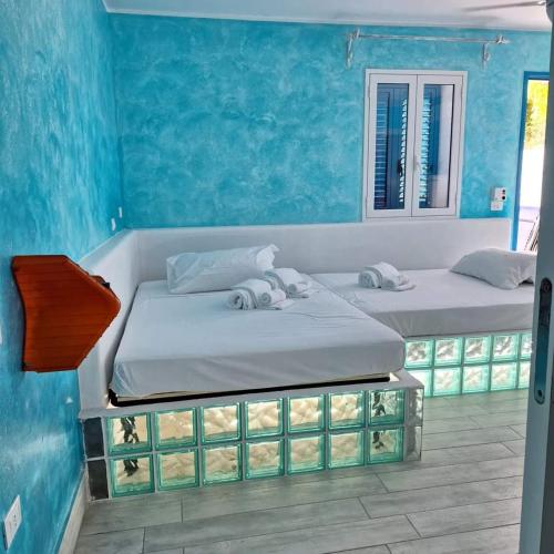 4 queen beds