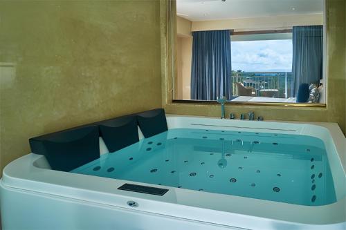 Splash Junior Suite - King image 1