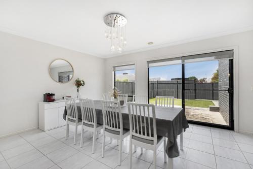 Modern 4BR house perfect for family getaway in Point Cook