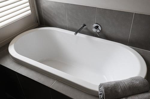 Modern 4BR house perfect for family getaway in Point Cook