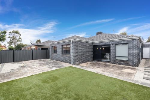 Modern 4BR house perfect for family getaway in Point Cook