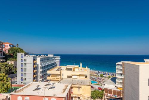 Sea and the city - image 12