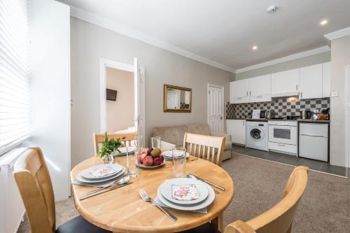 Stylish apartment 12 minutes by tube from Oxford Street free WIFI and Ac, Londyn