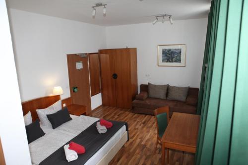 Double Room image 4