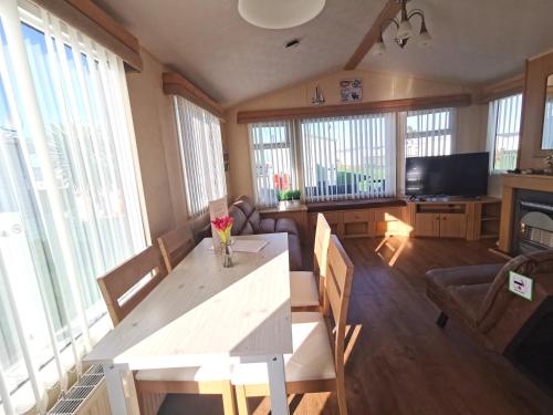 Sea and Mountain view Sunbeach Holiday Snowdonia in Llwyngwril