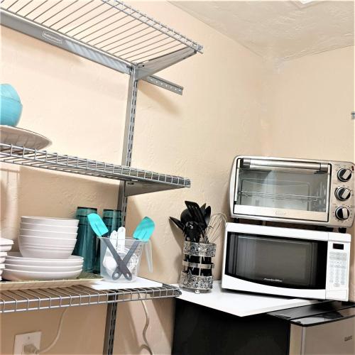 *Dogs Welcome* Cozy Studio Near Beach/Downtown in Hollywood, USA