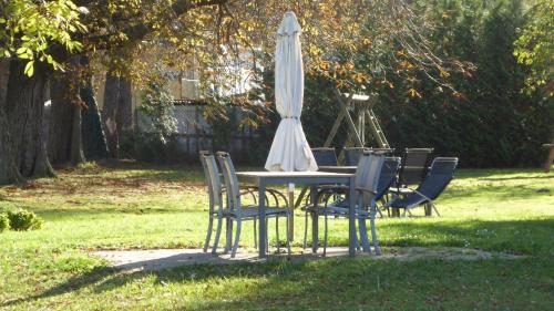 Gut-Rattelvitz-Galerie-F-hochwertig-Sauna-Kamin-eTankstelle-Spielscheune-15-000qm-Park-Land in Gingst