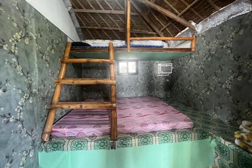 2 queen beds, 2 futon beds