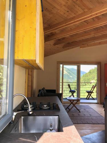 kuhinja, Cabin on a Rock - Mountain Escape in Lumbardh