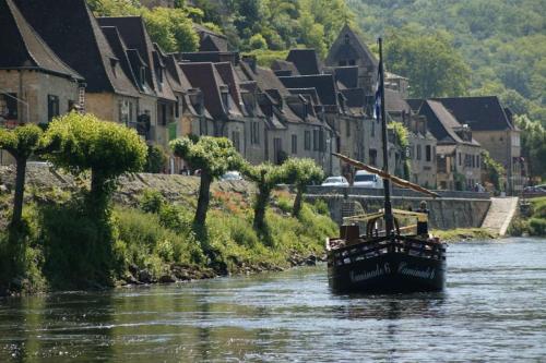 COSTA DEL PORTE : Maison de charme au coeur du village classé de Beynac avec vue*****