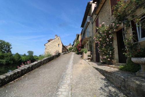 COSTA DEL PORTE : Maison de charme au coeur du village classé de Beynac avec vue*****