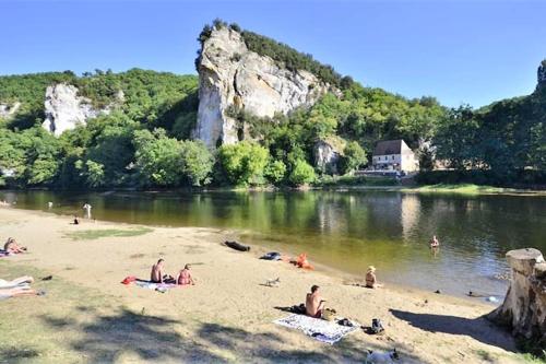 COSTA DEL PORTE : Maison de charme au coeur du village classé de Beynac avec vue*****