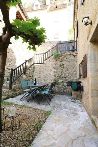 COSTA DEL PORTE : Maison de charme au coeur du village classé de Beynac avec vue*****