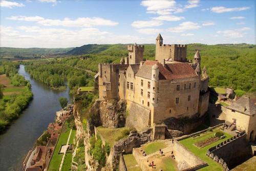 COSTA DEL PORTE : Maison de charme au coeur du village classé de Beynac avec vue*****