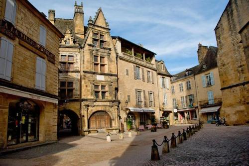 COSTA DEL PORTE : Maison de charme au coeur du village classé de Beynac avec vue*****