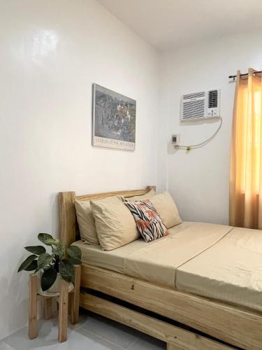 Sunnydale Apartelle -Room Accommodation near Calatagan Beach Resorts in บาทางกัส