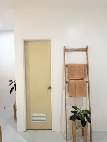 Sunnydale Apartelle -Room Accommodation near Calatagan Beach Resorts in บาทางกัส