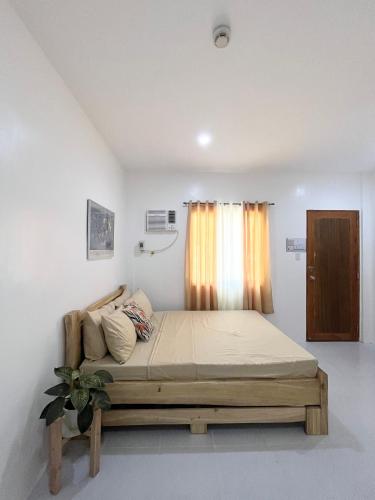 Sunnydale Apartelle -Room Accommodation near Calatagan Beach Resorts in บาทางกัส