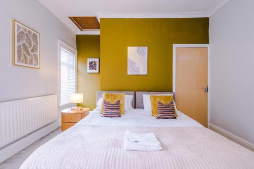 Four-Bedroom House room in Queens Avenue - Central Chester Home - Sleeps 9