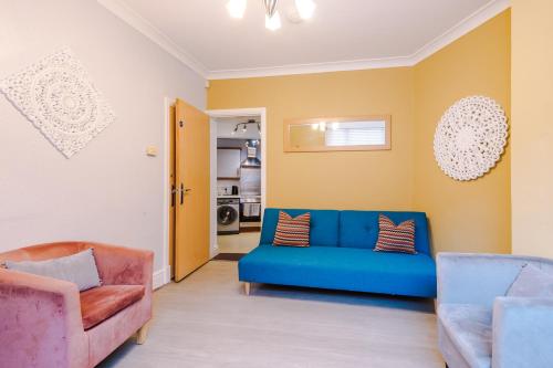 Queens Avenue - Central Chester Home - Sleeps 9 - image 3