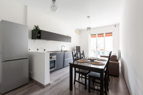 EasyTopStay - Large Apartment Close to Metro Room Type - Three-Bedroom Apartment