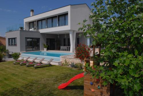 Villa Astera near Poreč for 8 people with infinity pool, whirlpool & sauna - Accommodation - Višnjan