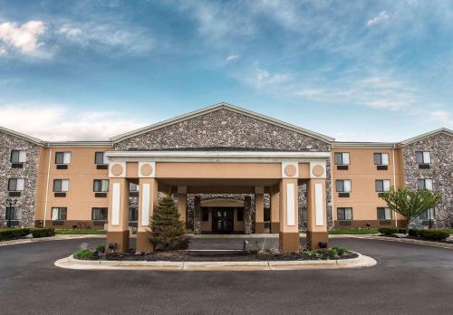 Econo Lodge Inn & Suites Monroe - image 9